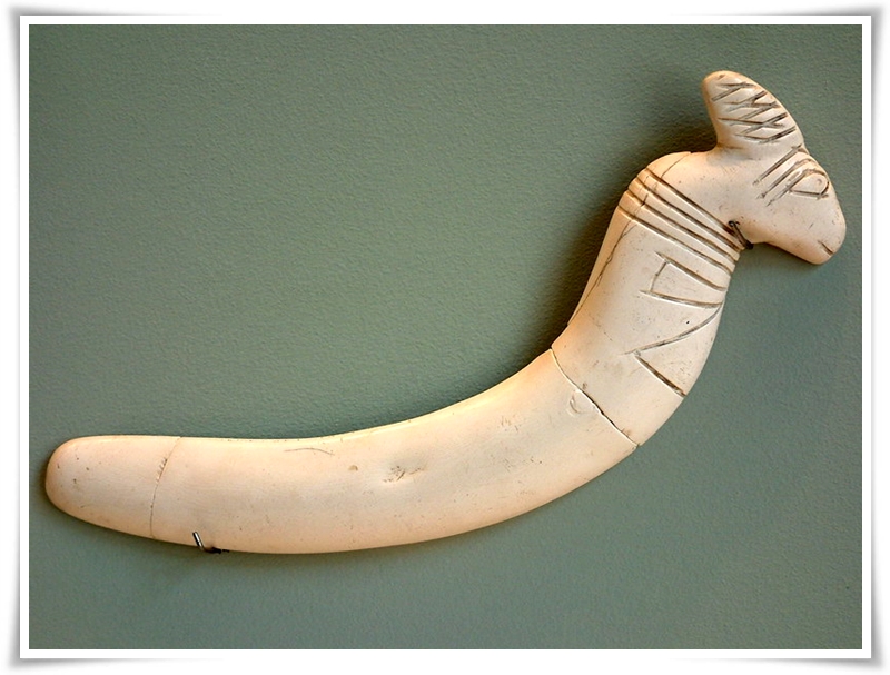 Хлопка - музикален инструмент от Маади (хипоподобна кост, Лувър)